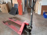 un diable rouge qui se trouve dans un garage