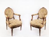 paire de fauteuils de style Louis XVI avec accoudoirs rembourrés