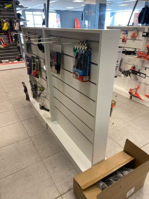 Une boîte à outils est posée par terre dans un magasin.