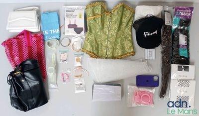un grand nombre d'objets posés sur une table