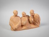 deux figurines représentant trois hommes assis sur une dalle de pierre