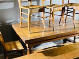quatre chaises en bois et une table dans une pièce