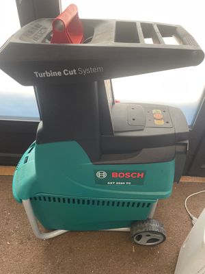 une machine posée par terre devant une fenêtre