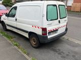 une camionnette blanche garée sur le côté de la rue