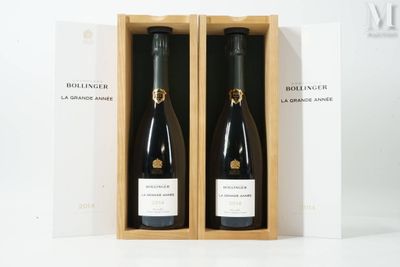 deux bouteilles de vin dans un coffret en bois sur une surface blanche
