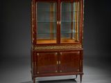 une vitrine ancienne en acajou, dotée de portes vitrées et de garnitures dorées