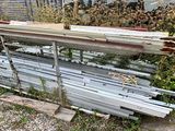 un tas de poutres métalliques posé au milieu d'une cour