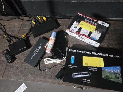 beaucoup d'appareils électroniques posés sur le sol