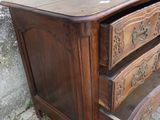 une vieille commode en bois avec deux tiroirs