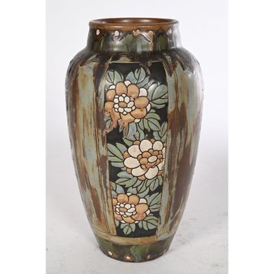 un grand vase orné de fleurs peintes