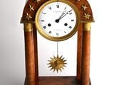 une horloge posée sur un support en bois