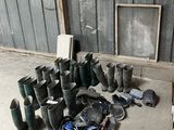 de nombreux bonnets et gants éparpillés sur le sol d'un immeuble