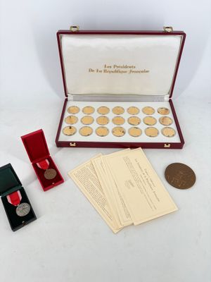 une image représentant une boîte remplie de pièces de monnaie et une médaille posées sur une table