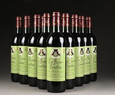 six bouteilles de vin rouge sont alignées