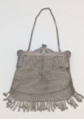 un sac à main ancien en maille d'argent, muni d'une anse en chaîne et de franges