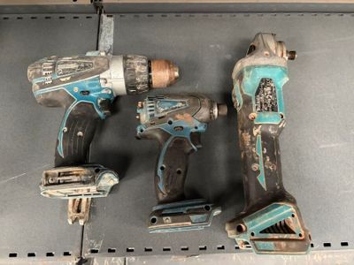 trois outils sont posés sur une étagère dans un magasin