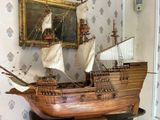 une maquette en bois d'un navire exposée dans une pièce