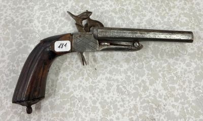un vieux pistolet posé sur une table