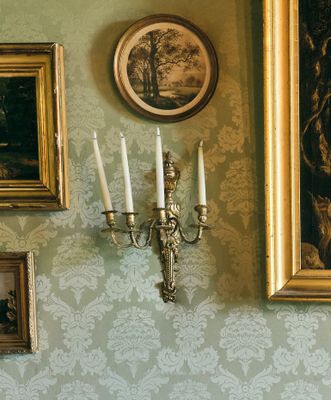 une photo d'un mur sur lequel sont accrochés plusieurs tableaux