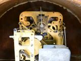 une horloge placée à l'intérieur d'un tunnel