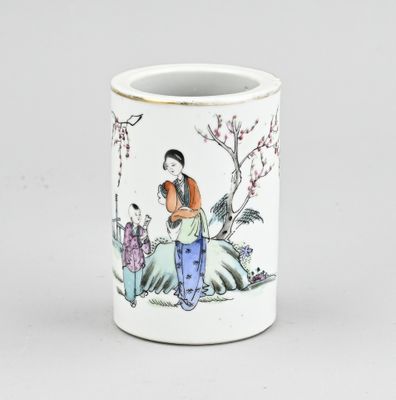 une image représentant une tasse blanche sur laquelle est peinte une femme