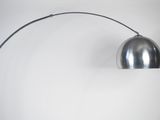 lampe sur pied en forme de boule, avec un pied en métal et un bras courbé