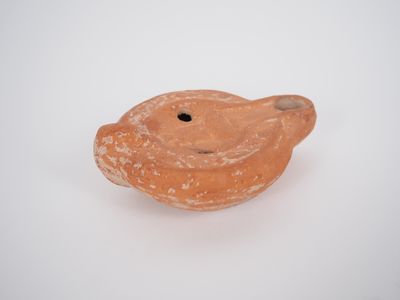 Lampe romaine au médaillon orné d’un buste de Sérapis. III-I… - Photo 1