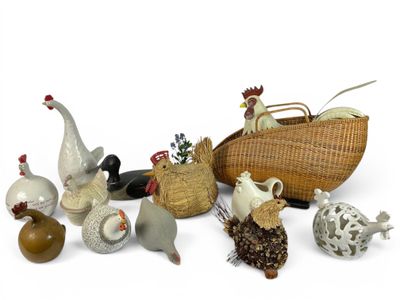 de nombreuses figurines de toutes sortes exposées sur un fond blanc