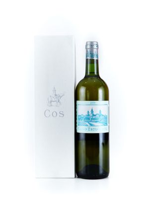une bouteille de vin posée à côté d'une boîte sur une surface blanche