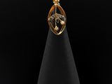une image d'un anneau d'or sur une surface noire