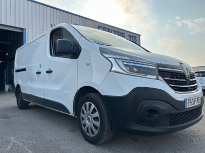 la camionnette blanche est garée devant un bâtiment
