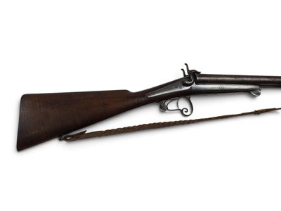 un vieux fusil avec un canon en bois et une poignée en bois