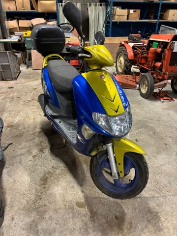 KUMCO - Scooter 50cm3 immatriculé AL 985 R, 20194 kms. Vendu avec...