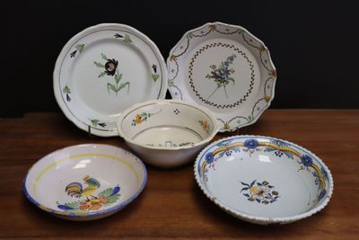 Lot de faïence: Deux assiettes, deux assiettes creuses et pe…