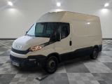 la photo d'une camionnette blanche garée dans un garage