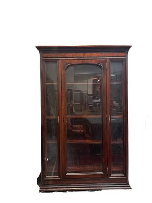 une photo d'une vitrine en bois avec des portes vitrées