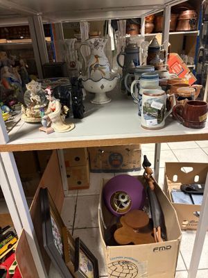 une étagère contenant beaucoup d'objets
