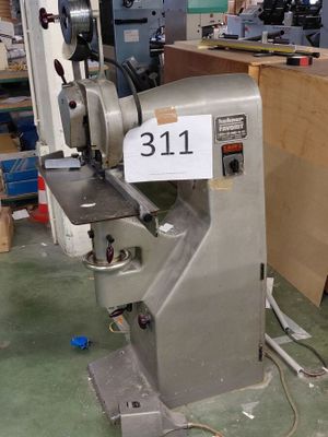 une machine posée sur une table dans une pièce