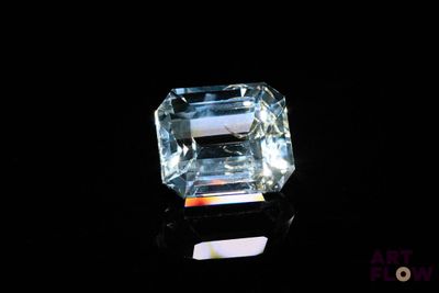 gros plan d'un diamant sur une surface noire