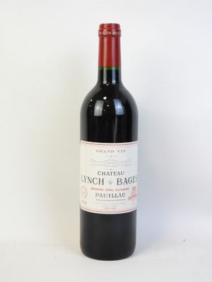 une bouteille de vin posée sur une table