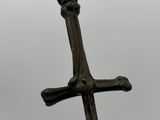 une image représentant une croix sur laquelle figure un crâne