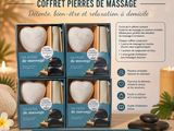 trois boîtes de produits de massage posées sur une table en bois