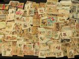 une pile de vieilles cartes postales sur une table