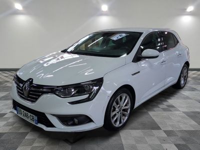 la voiture blanche est garée sur un sol en damier dans le garage