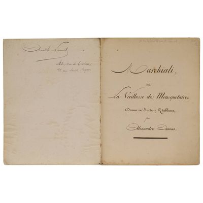 un vieux livre portant des notes manuscrites, ouvert sur une surface blanche