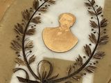 la photo d'une photo représentant un homme entouré d'une couronne de feuilles