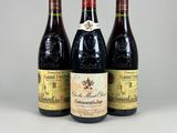 trois bouteilles de vin sont alignées sur une table