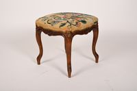 Tabouret en bois mouluré et sculpté à décor de fleurs, garni… (photo 3)