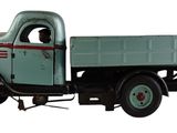 un camion jouet posé sur une surface blanche
