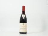 une bouteille de vin posée sur une table